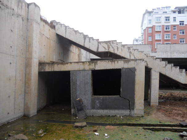 （2011年）平邑明德花園超市（地下），因地下水位變化導(dǎo)致框架梁、柱開裂